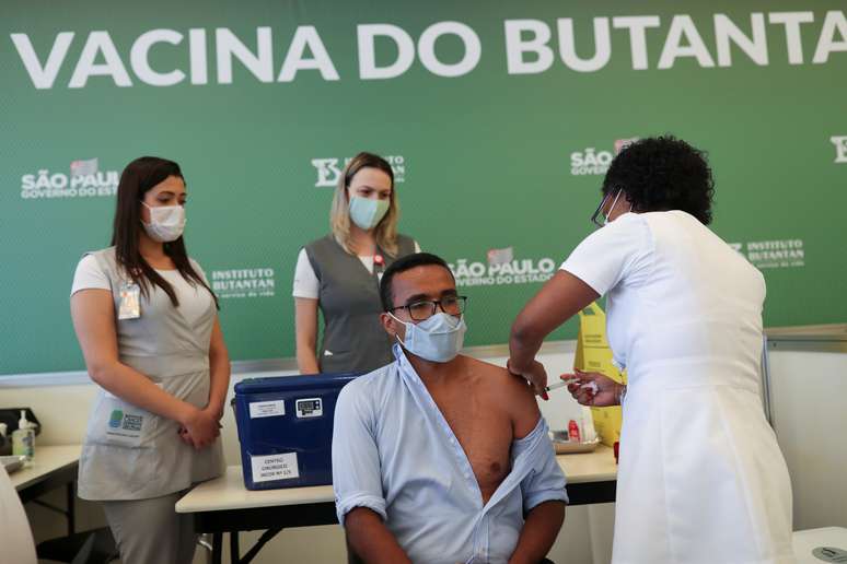 Trabalhador da área de saúde recebe vacina no Hospital das Clínicas em São Paulo
18/1/2021 REUTERS/Amanda Perobelli