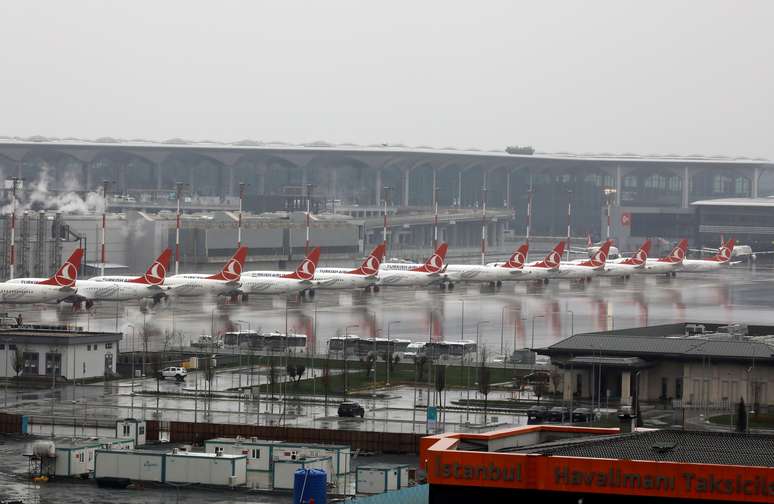 Aeronaves da Turkish Airlines localizadas em pátio do Aeroporto de Istambul. 29/03/2020. REUTERS/Umit Bektas.

