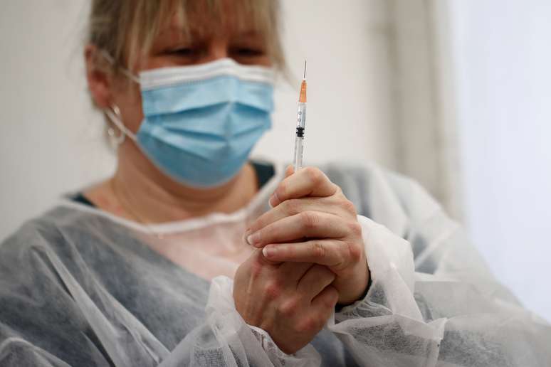 Vacinação contra Covid-19 com imunizante da Pfizer-BioNTech COVID-19 em Lamballe-Armor, França
 22/1/2021 REUTERS/Benoit Tessier