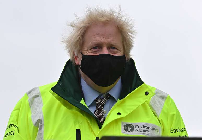 O primeiro-ministro do Reino Unido, Boris Johnson, visita Manchester enquanto a tempestade Christoph traz fortes chuvas e inundações em todo o país. 21/01/2021. Paul ELLIS/Pool via REUTERS. 
