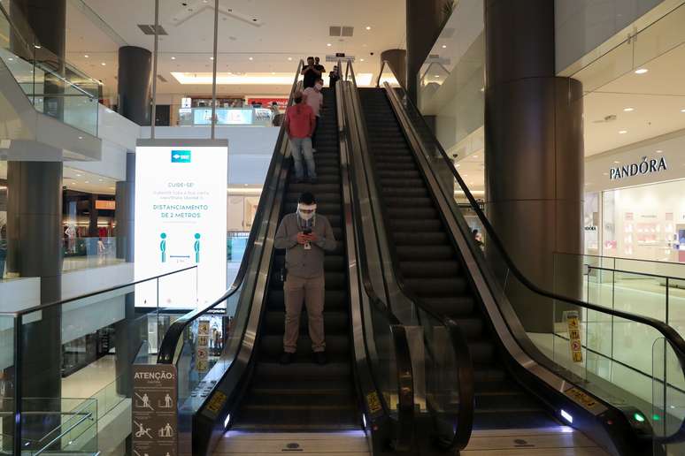 Pessoas descem escada rolante de shopping em São Paulo, reaberto após medidas mais restritivas devido à pandemia da Covid-19. 11/6/2020. REUTERS/Amanda Perobelli