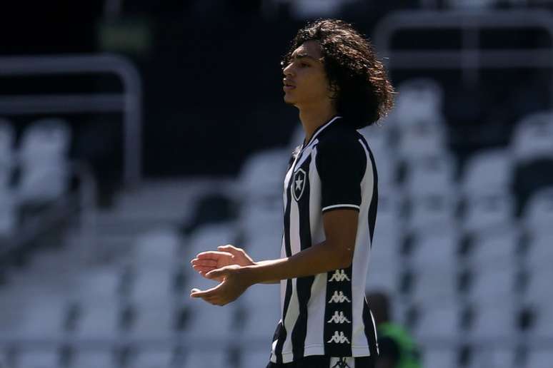 'Éum jogador que tem boa velocidade, que joga muito bem flutuando', diz Barroca sobre o atacante alvinegro (Foto: Vítor Silva/Botafogo)
