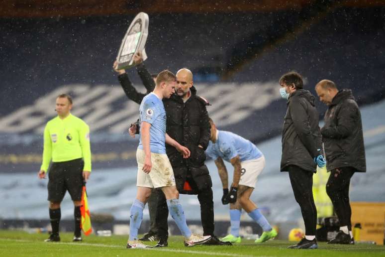 De Bruyne deixando campo após lesão na coxa (Foto: MARTIN RICKETT / POOL / AFP)