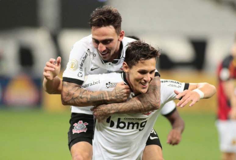 Gustavo Mosquito e Mateus Vital comemoram um dos gols da vitória (Foto: Rodrigo Coca / Agência Corinthians)