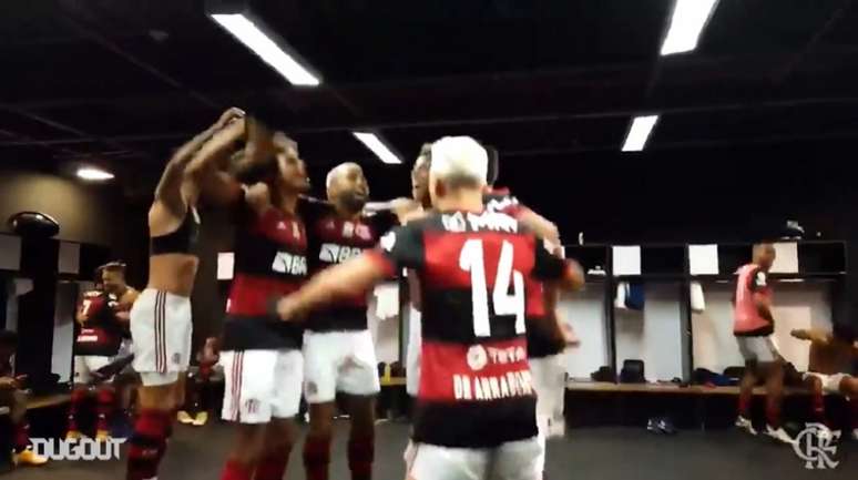 Jogadores do Flamengo fazem festa após vitória sobre o Palmeiras (Foto: Reprodução/FlaTV)