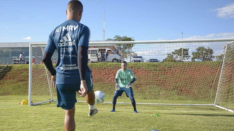 Diego Alves em treinamento leve com bola no CT do Brasiliense (Foto: Alexandre Vidal / Flamengo)