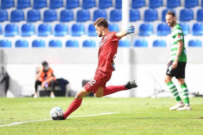 Leo Navacchio assegurou o empate sem gols contra o Estoril e foi o destaque da partida (Foto: Divulgação)