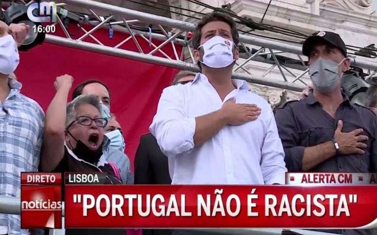 A atriz Maria Vieira ao lado do candidato conservador André Ventura (de camisa branca) em comício: defesa dos ideais da extrema-direita