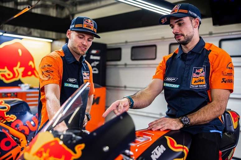 Brad Binder ao lado de Miguel Oliveira na KTM em 2021 