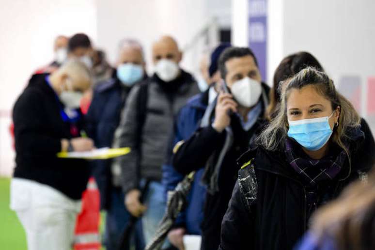 Fila para vacinação contra coronavírus em hospital de Nápoles, sul da Itália