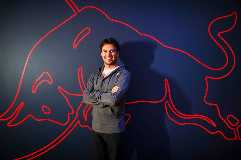Sergio Pérez conhece a sede da Red Bull em Milton Keynes e posa em frente ao famoso touro vermelho 