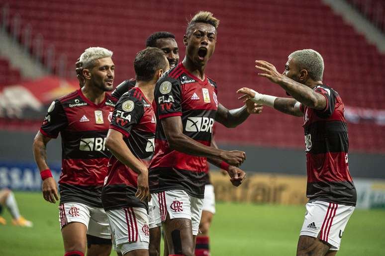 Flamengo bateu o Palmeiras por 2 x 0 e depende apenas de seus resultados para ser campeão