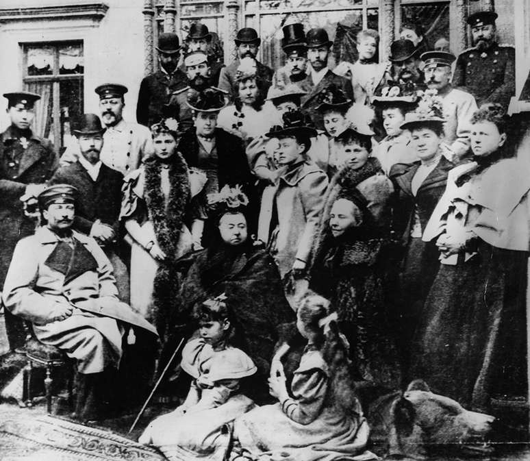 Nesta imagem de 1894, a rainha Vitória (embaixo, ao centro) aparece sentada com Guilherme à sua esquerda e Vicky à sua direita. Atrás de Guilherme, está o futuro czar Nicolau 2º, ao lado de sua esposa, Alice; e atrás dele, aparece o futuro rei britânico Eduardo 7º