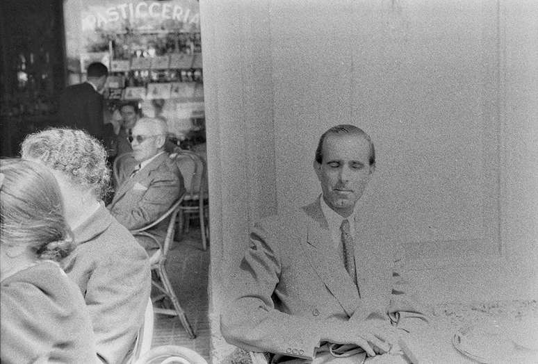 Homem sentado do lado de fora de caf&eacute;