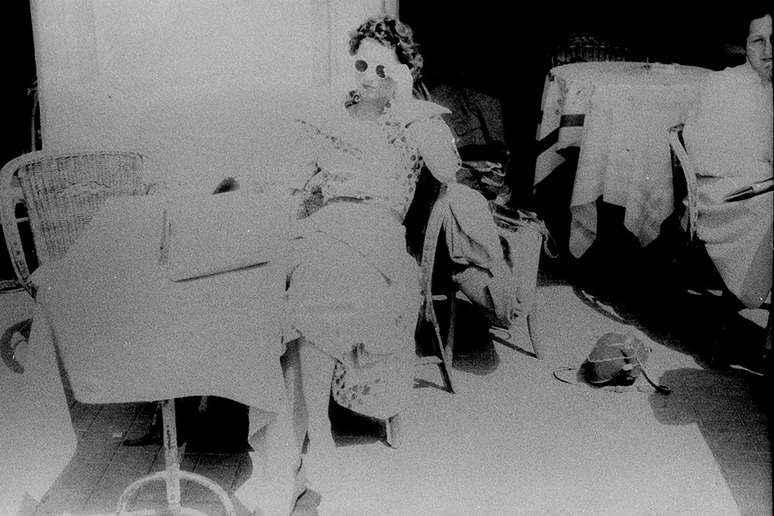 Mulher sentada &agrave; mesa