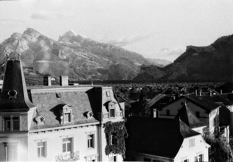 Vista de telhados e montanhas