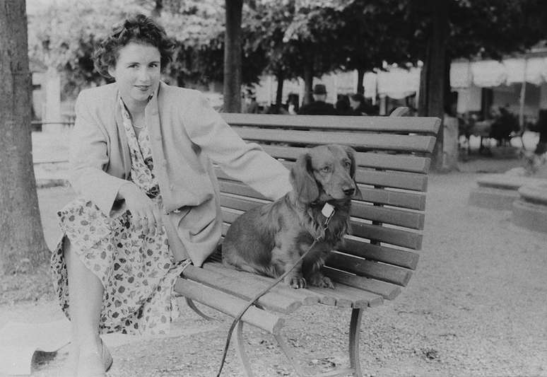 Uma mulher e um cachorro de estimação aparecem em uma das fotos que estava no rolo de filme recentemente revelado por William Fagan