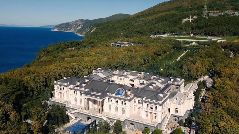 O palácio do Mar Negro supostamente possui um cassino, uma pista de gelo e um vinhedo