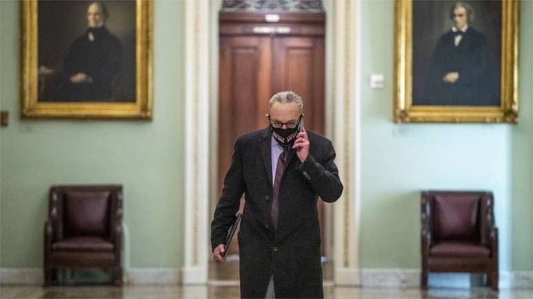 O l&iacute;der dos democratas no senado Chuck Schumer disse que vai entregar o impeachment de Trump &agrave; Casa na pr&oacute;xima semana