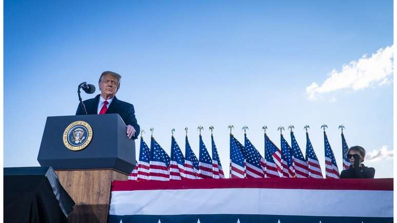 Trump discursa a apoiadores antes de embarcar no avião presidencial pela última vez, no dia 20 de janeiro