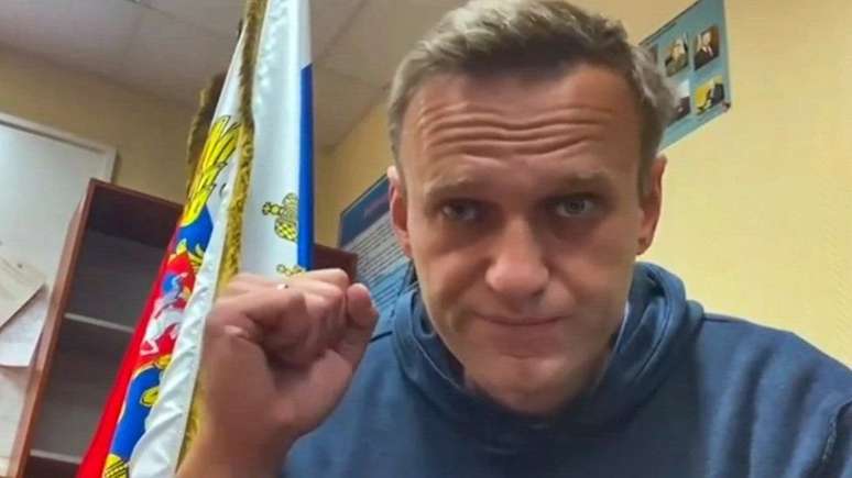 De volta a Moscou, Alexei Navalny continuou fazendo transmissões enquanto estava preso