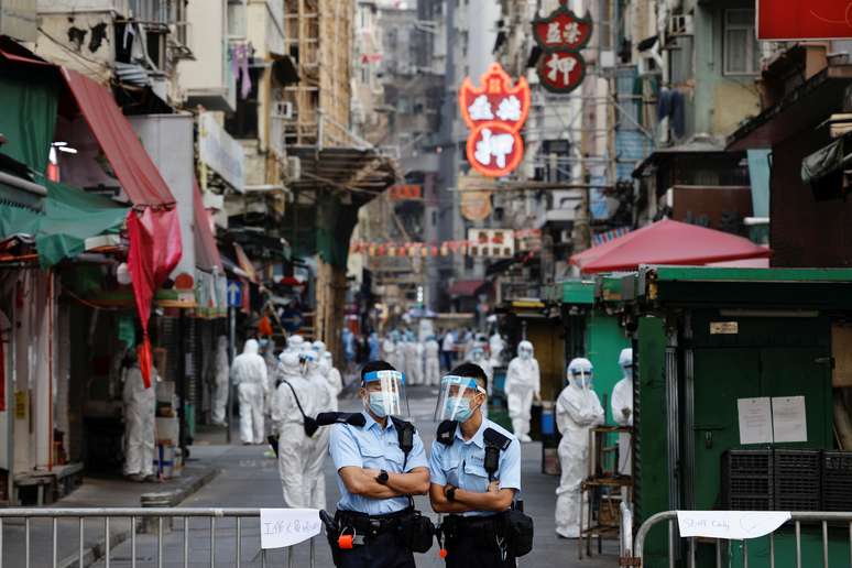 A polícia e equipes de saúde trabalham em área de Hong Kong  sob 'lockdown' em razão de novo surto de coonavírus. Hong Kong, China.  23/01/2021 REUTERS/Tyrone Siu 