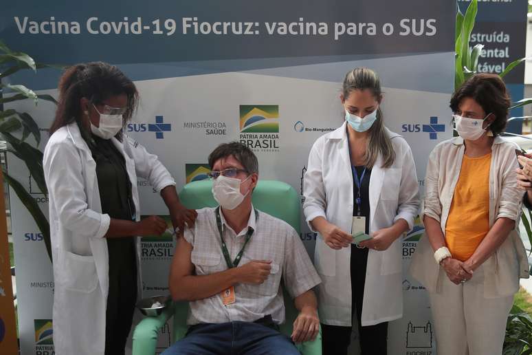 O infectologista do Instituto Nacional de Infectologia Evandro Chagas (INI/Fiocruz), Estevão Portela, foi o primeiro profissional de saúde a ser vacinado pelo imunizante.