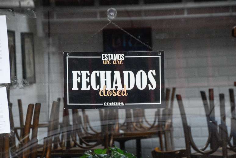 Placa de bar fechado na região da Vila Madalena, em São Paulo