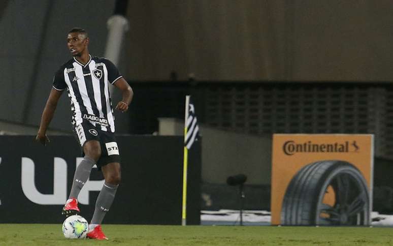 Saída de Kanu obrigará Barroca a reajustar a zaga (Foto: Vítor Silva/Botafogo)