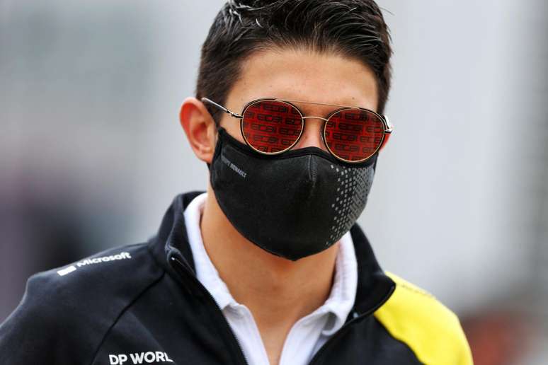 Esteban Ocon respeitou os protocolos sanitários e usou máscara no paddock 