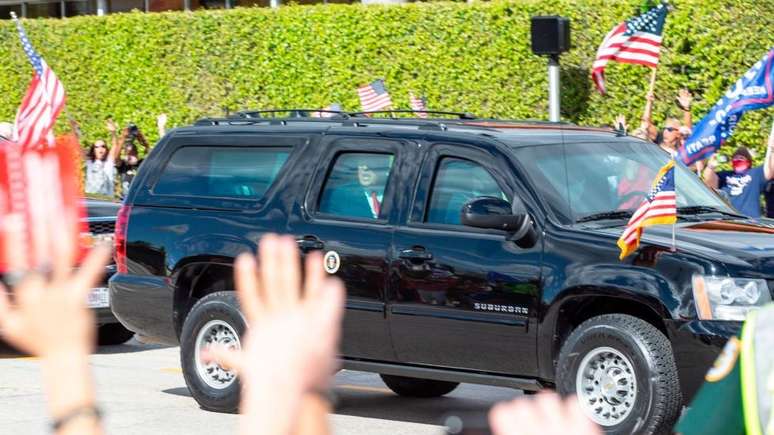 Depois de deixar a presidência em 20 de janeiro, Donald Trump foi recebido por seus seguidores em Palm Beach