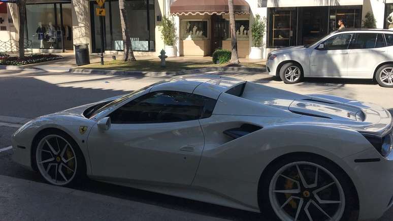 Carros de luxo são comuns nas ruas de Palm Beach.