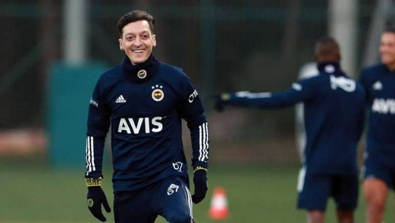 Özil já treina com os colegas de time no Fenerbahce