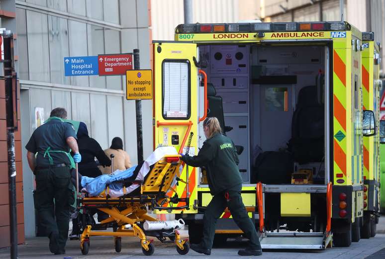 Paramédicos transferem paciente em meio a surto de coronavírus. Londres, Reino Unido. 23/01/2021. REUTERS/Henry Nicholls  