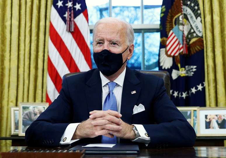 Presidente dos EUA, Joe Biden, assina ordens executivas na Casa Branca, em Washington, EUA. 20/01/2021 REUTERS/Tom Brenner/Foto de arquivo