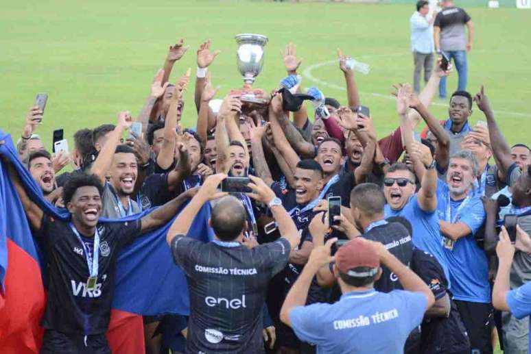 Pérolas Negras comemorando o título da Taça Waldir Amaral (Foto: Marcos Faria/FFERJ)