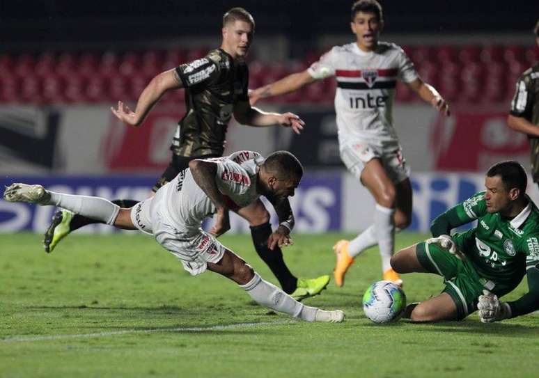 Daniel Alves até tentou, mas não conseguiu marcar contra o Coritiba (Foto: Rubens Chiri / saopaulofc.net)