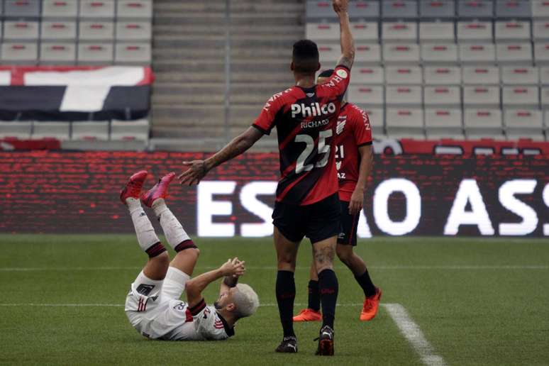 Flamengo perde para o Athletico-PR e fica mais longe do Bi