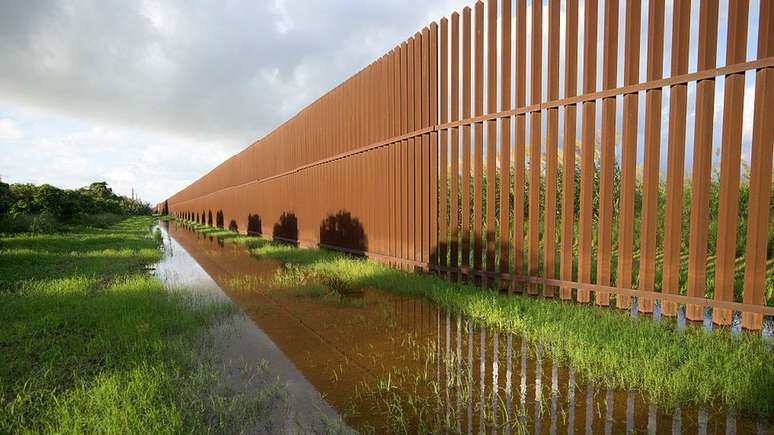 A barreira tamb&eacute;m atravessa &aacute;reas rurais e agr&iacute;colas, como esta cerca em Brownsville, no Texas