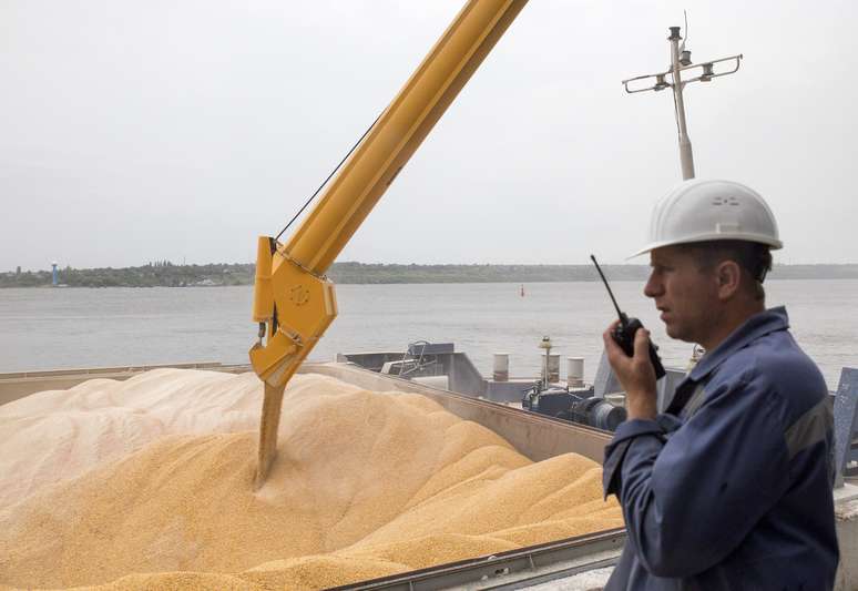 Navio carregado com grãos para exportação no porto de Nikolaev, Ucrânia 
02/07/2013
REUTERS/Vincent Mundy