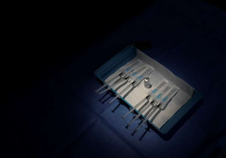 Seringas com doses de vacina Pfizer-BioNTech contra Covid-19 em hospital de Bruxelas
21/01/2021
REUTERS/Yves Herman