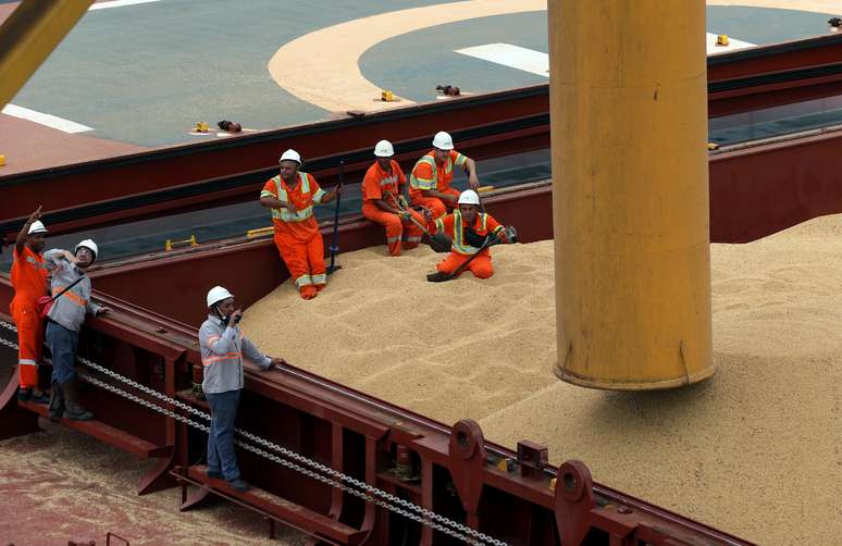 Navio carregado com soja no porto de Santos (SP) 
13/03/2017
REUTERS/Paulo Whitaker
