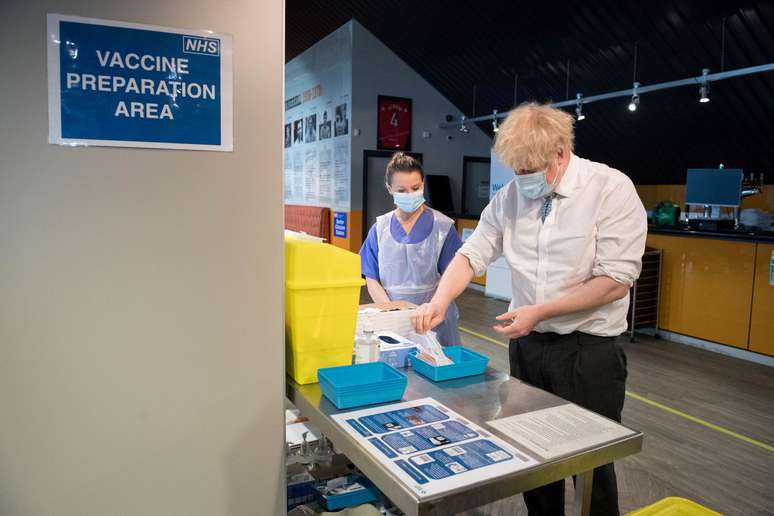 Primeiro-ministro do Reino Unido, Boris Johnson visita centro de vacinação contra Covid-19 no norte de Lonres, Reino Unido. 25/01/2021. Stefan Rousseau/Pool via REUTERS  