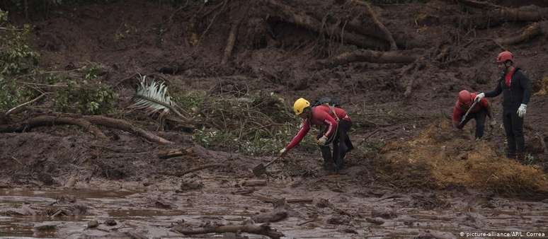 Bombeiros buscam vítimas no dia seguinte ao rompimento da barragem em Brumadinho, em janeiro de 2019