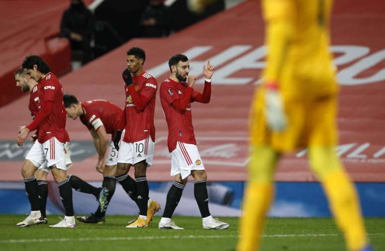 Bruno Fernandes eliminou o Liverpool com um belo gol de falta (Foto: PHIL NOBLE / POOL / AFP)