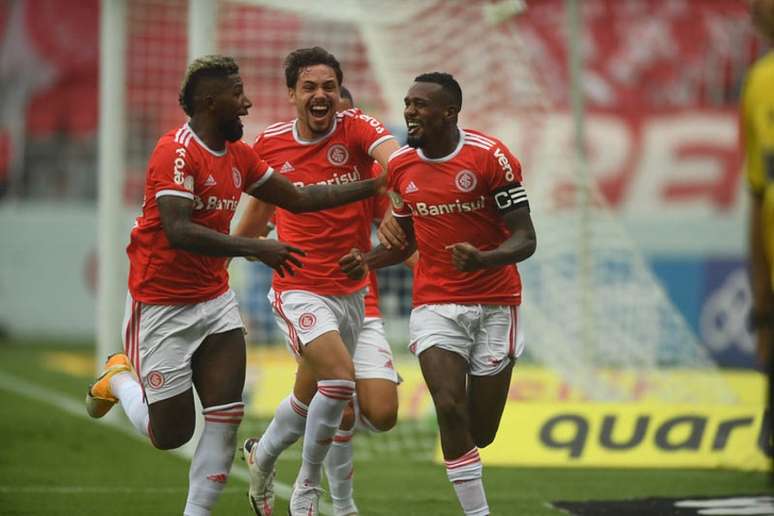 Edenílson cobrou a penalidade aos 49 do segundo tempo e deu a vitória ao Inter contra o Grêmio (Foto: Ricardo Duarte)