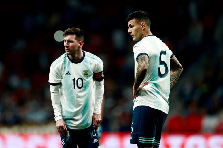 Messi e Paredes em amistoso da Argentina contra a Venezuela (Foto: BENJAMIN CREMEL / AFP)