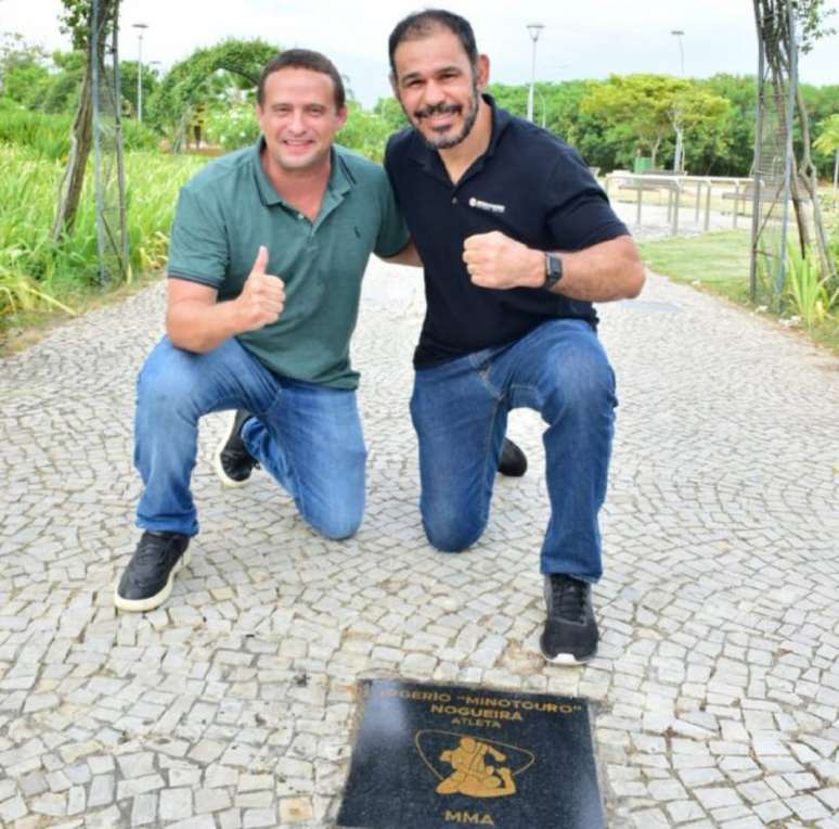 Rogério Minotouro com Marcelo Arar na calçada da fama das artes marciais (Foto: Luana Lália)