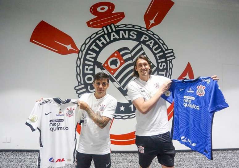 Fagner e Cássio posaram com a camisa já contando com o novo patrocínio (Foto: Rodrigo Coca/Ag. Corinthians)