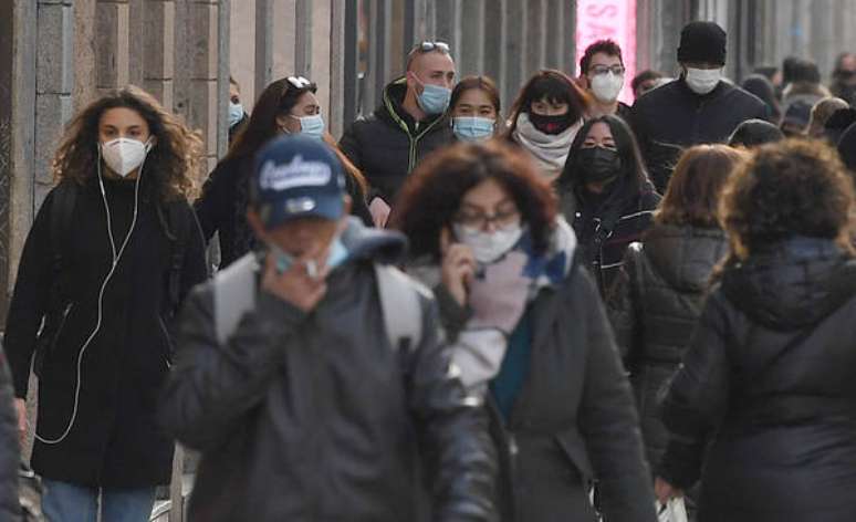 Italianos caminham pelas ruas de Milão durante pandemia